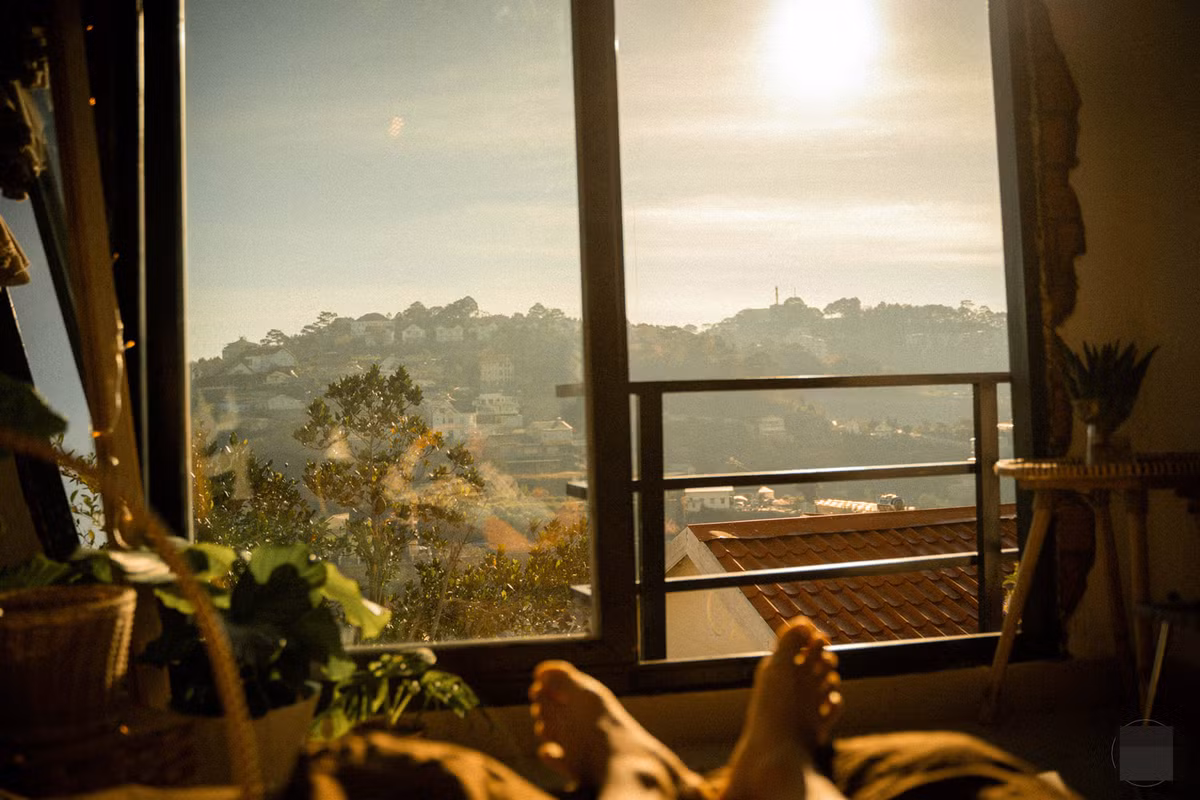 Phần sơn do anh tự làm, thuê thợ đập cửa sổ làm thành ban công với khung cửa rộng. Nội thất chủ yếu mua trên trang thương mại điện tử và ngoài chợ với giá rẻ. Phạm Minh Tài có nghề tay trái là chụp ảnh nên các bức tranh trang trí đều được in từ ảnh anh chụp.