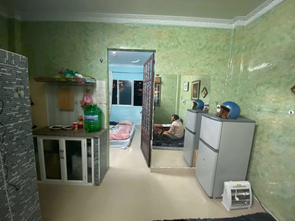 Ngôi nhà thuê được anh tự decor, cải tạo lại trong 10 ngày. Sau cải tạo, ngôi nhà có view thoáng rộng, nhìn ra thành phố với con đường lên dốc đặc trưng.