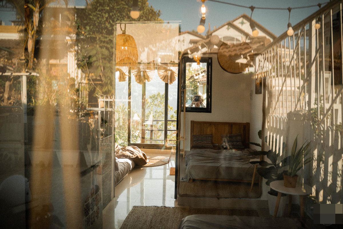 Ngôi nhà có 2 phòng ngủ, ngăn bằng vách kính khá thoáng và đẹp.