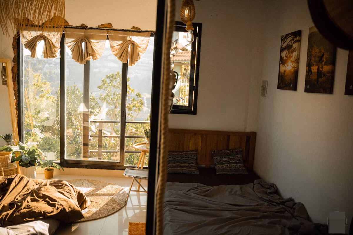 Anh Tài tiết lộ, khoản kinh phí đầu tư cho nhà khá khiêm tốn, chỉ vài triệu đồng nhưng anh đã có không gian lãng mạn, chill được mọi lúc. Sau những ngày làm việc căng thẳng, anh thường tự thưởng cho mình cốc cà phê nóng hổi, nghe bản nhạc trữ tình bên khung cửa tuyệt đẹp kia.