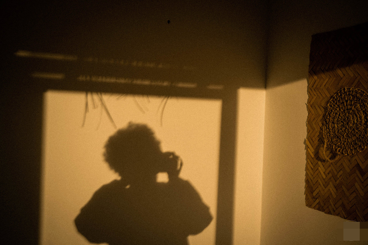 Ngược sáng bên góc phòng.