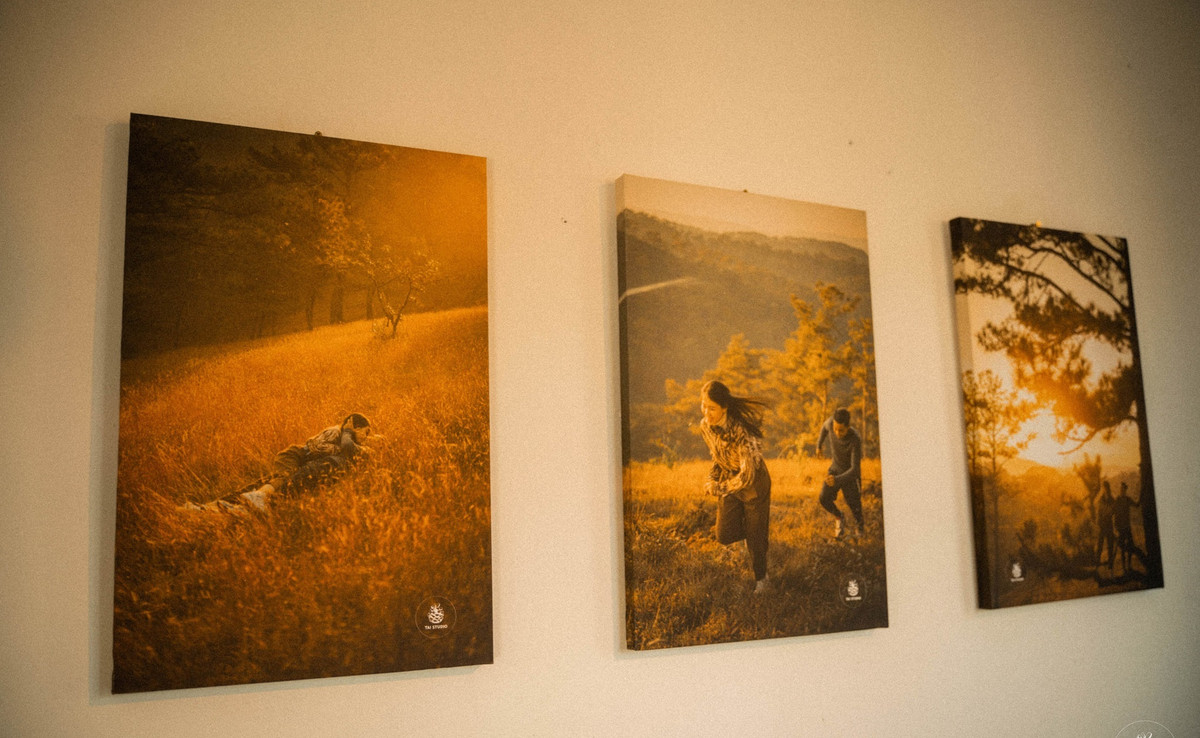 Những bức ảnh anh Tài chụp thành tranh treo ấn tượng trên bức tường. Anh chia sẻ, do không có kinh nghiệm về decor nên anh dùng sơn trắng cho trung tính.