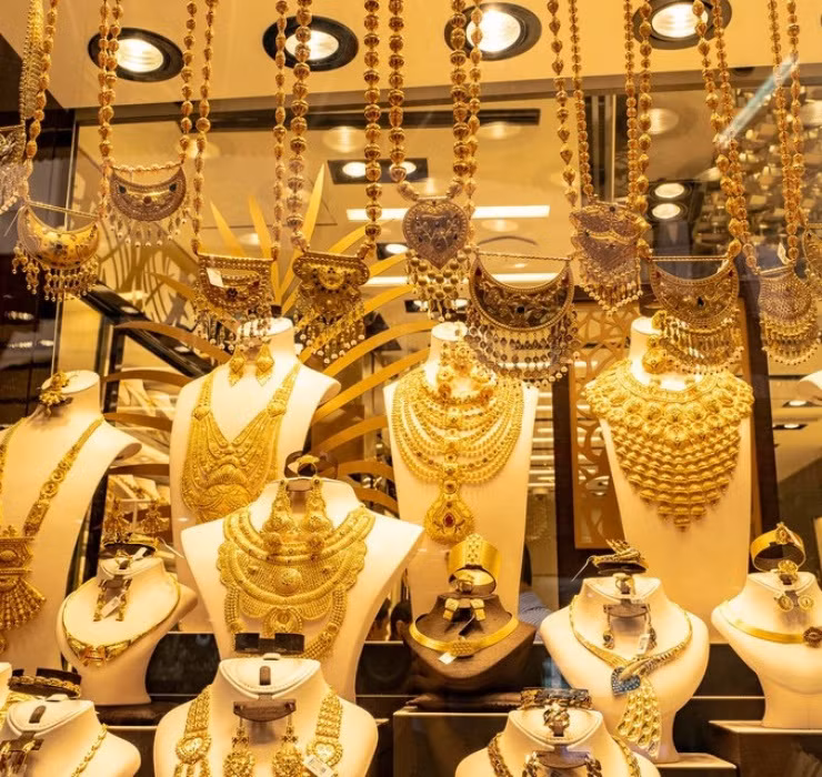 Bất cứ du khách nào khi đến Dubai cũng sẽ phải tới chợ vàng này để chiêm ngưỡng, mua sắm các loại trang sức làm bằng vàng vô cùng bắt mắt.