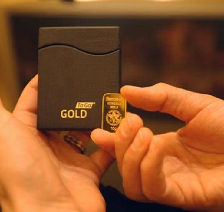 Cây ATM này có trọng lượng lên đến 750kg, bên ngoài được phủ một lớp vàng mỏng nguyên chất.