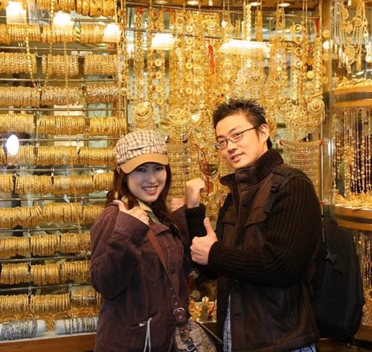 Một trong những địa điểm bán vàng nổi tiếng tại đây chính là chợ vàng Gold Souk, nơi được mệnh danh là địa điểm bán vàng rẻ nhất thế giới.