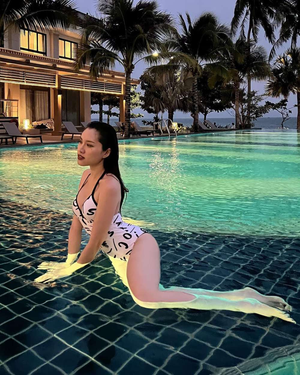 "MC 3000 chữ" diện đồ bơi một mảnh vẫn được khen nóng bỏng ít ai bì ảnh 2