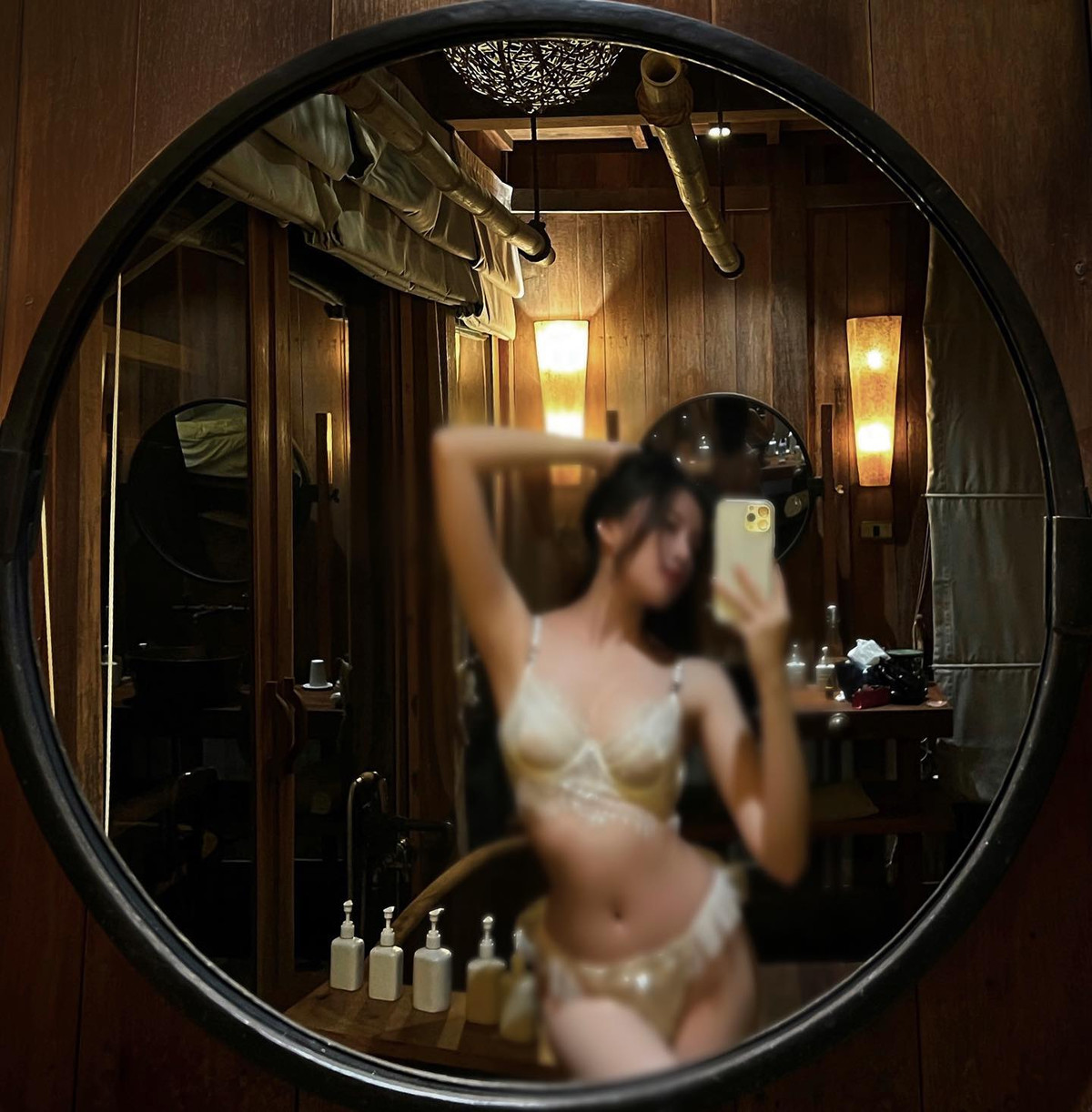 "MC 3000 chữ" diện đồ bơi một mảnh vẫn được khen nóng bỏng ít ai bì ảnh 10