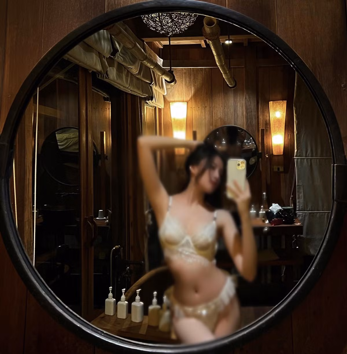 "MC 3000 chữ" diện đồ bơi một mảnh vẫn được khen nóng bỏng ít ai bì ảnh 10