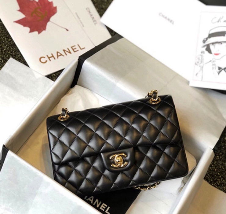 Trong năm 2021, Chanel đã ghi nhận 3 lần tăng giá cho chiếc túi biểu tượng Medium Classic Flap, từ 6.800 USD (tương đương 155 triệu đồng) lên tới 8.800 USD (tương đương 201 triệu đồng).
