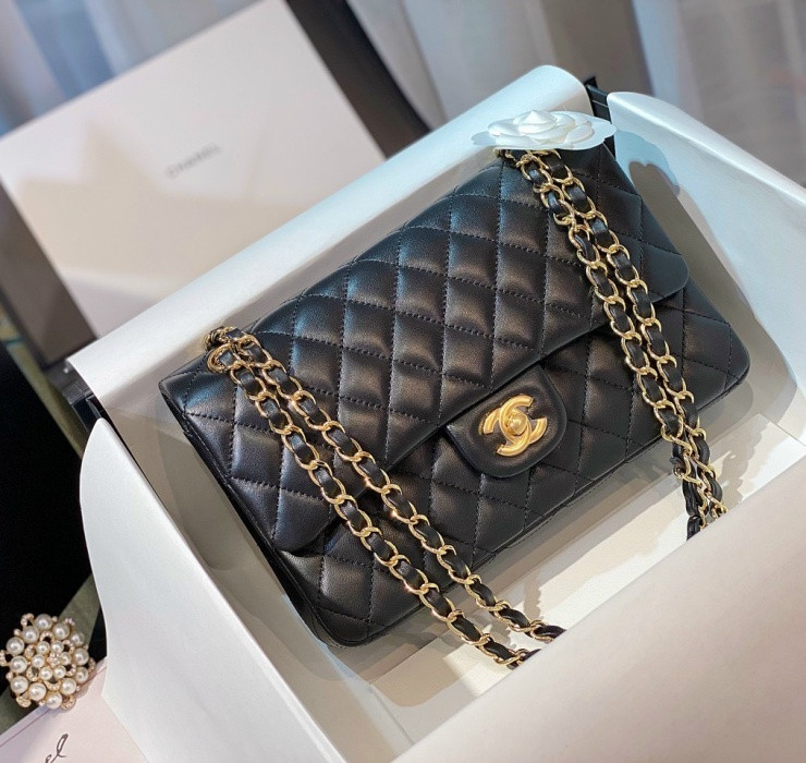 Từ 2019 đến nay, giá túi Chanel Medium Classic Flap tại Mỹ đã tăng đến 60%.