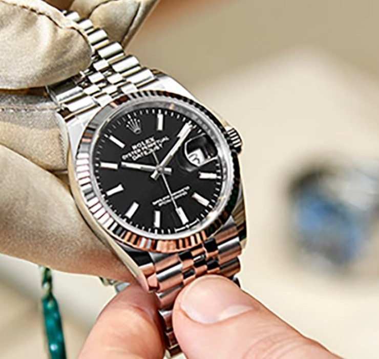 Nhiều người cho rằng việc sở hữu những chiếc đồng hồ thời thượng, đắt giá được xem như thước đo cho sự thành công của một người.