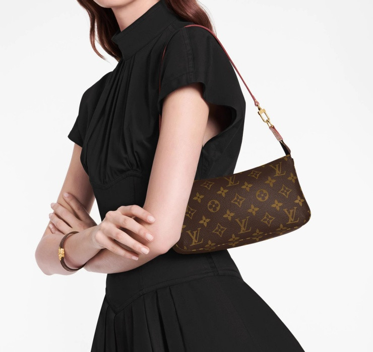 Cụ thể là mẫu túi Pochette Accessoires Monogram Canvas, từng được bán với giá 630 USD (tương đương 14,4 triệu đồng) giờ đã tăng giá lên tới 1.050 USD (tương đương 24 triệu đồng).