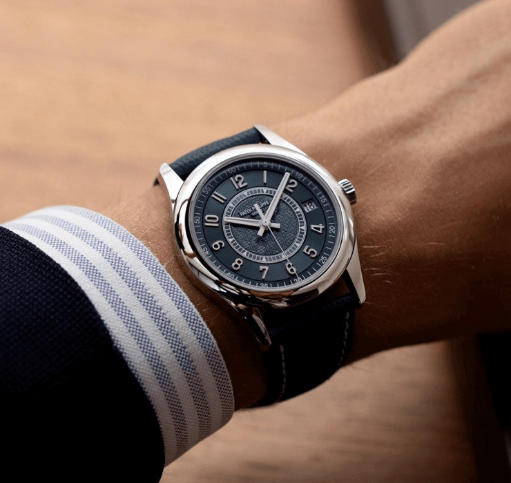 Không khó để nhận ra hai "ông hoàng" giới đồng hồ này gần như chưa bao giờ phải giảm giá sản phẩm của mình mà ngược lại, còn có không ít lần tăng giá bán trong năm.