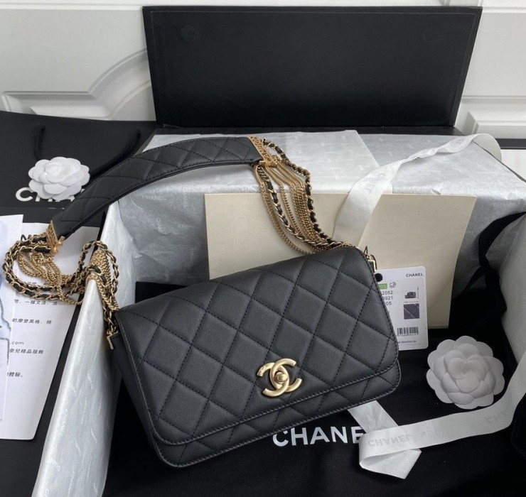 Bên cạnh đồng hồ, những thương hiệu túi xách thời trang cũng tăng giá vùn vụt trong thời điểm năm mới, nổi bật trong đó là hai cái tên đình đám Chanel và Louis Vuitton.