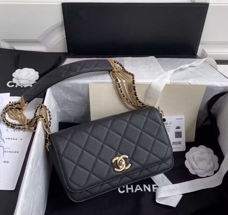 Bên cạnh đồng hồ, những thương hiệu túi xách thời trang cũng tăng giá vùn vụt trong thời điểm năm mới, nổi bật trong đó là hai cái tên đình đám Chanel và Louis Vuitton.