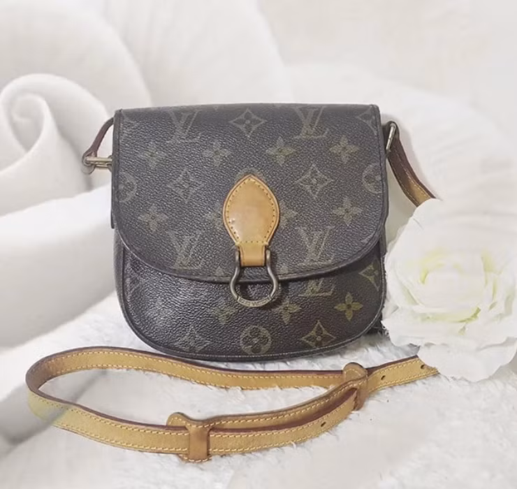 Louis Vuitton cũng là thương hiệu đã quyết định tăng giá sản phẩm nhiều lần trong năm. Thậm chí có những sản phẩm được nhãn hàng này “ưu ái” tăng giá gấp đôi, thậm chí là gấp nhiều lần giá niêm yết ban đầu.