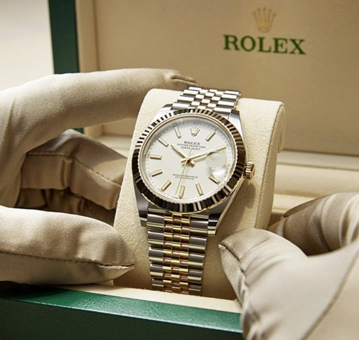 Giới nhà giàu thường coi hàng hiệu xa xỉ là một món đầu tư siêu lời, bởi nhiều món trong số chúng sẽ không ngừng tăng giá theo thời gian.