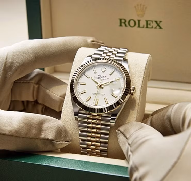 Giới nhà giàu thường coi hàng hiệu xa xỉ là một món đầu tư siêu lời, bởi nhiều món trong số chúng sẽ không ngừng tăng giá theo thời gian.