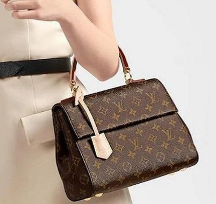 Đại diện các nhãn hàng chia sẻ, do sự biến động của tỷ giá hối đoái, dẫn đến thay đổi chi phí sản xuất, công ty cũng phải nâng giá sản phẩm để giữ nguyên hình ảnh "xa xỉ" của thương hiệu.