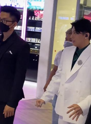 Noo Phuoc Thinh phat tuong hau COVID-19, netizen 'lu lan'-Hinh-2