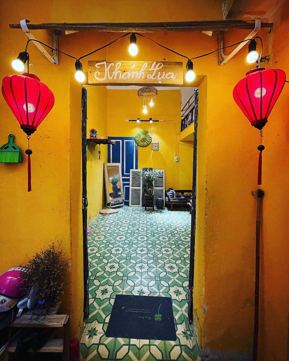 Chàng trai cải tạo phòng trọ ẩm mốc như không gian phố cổ Hội An ảnh 7