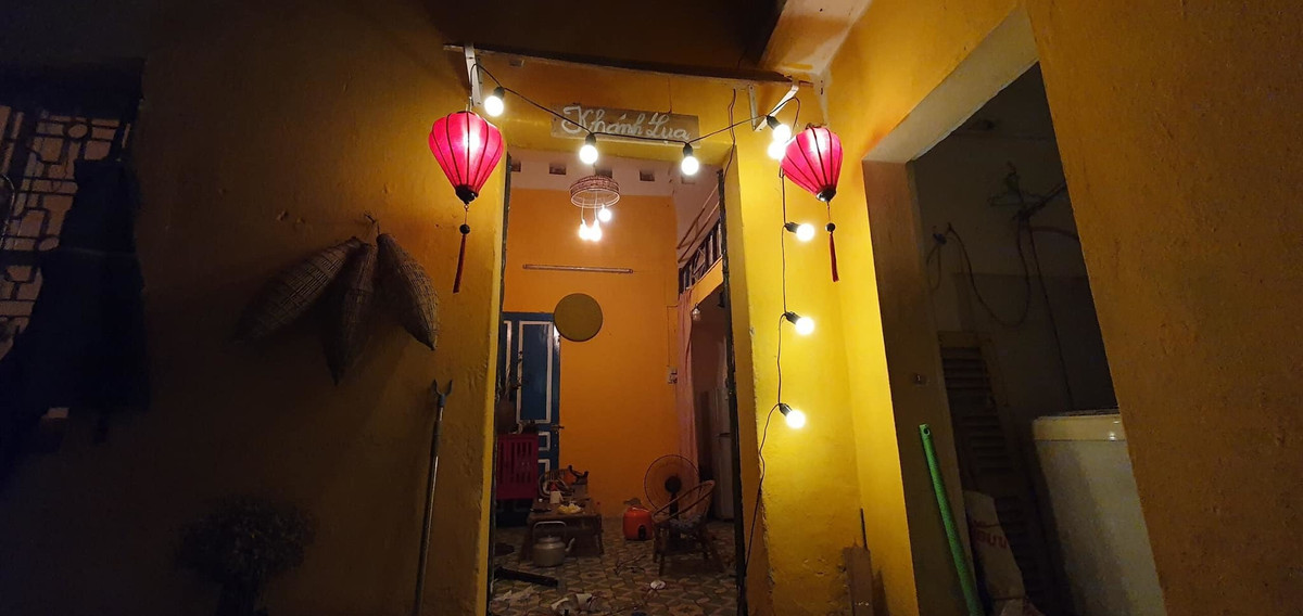 Chàng trai cải tạo phòng trọ ẩm mốc như không gian phố cổ Hội An ảnh 9