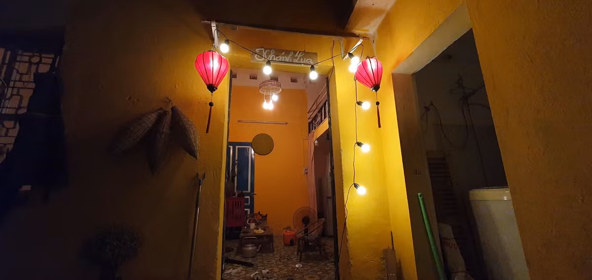 Chàng trai cải tạo phòng trọ ẩm mốc như không gian phố cổ Hội An ảnh 9