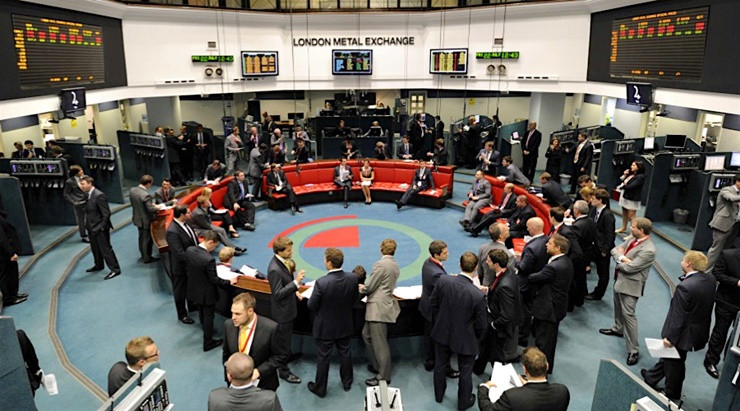 Vào sáng ngày 8/3, sàn giao dịch kim loại London (Anh) đã đình chỉ giao dịch niken, sau khi giá niken hợp đồng ba tháng tăng hơn gấp đôi, lên hơn 100.000 USD/tấn.