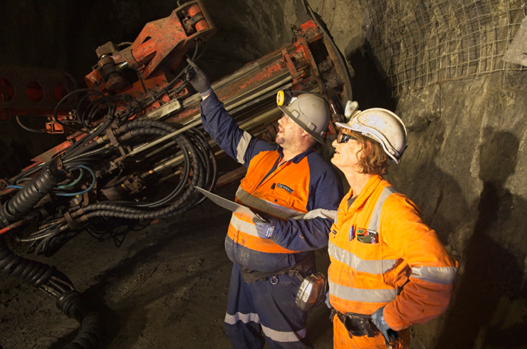 Trong tự nhiên, niken xuất hiện ở dạng hợp chất với lưu huỳnh trong khoáng chất millerit, với asen trong khoáng chất niccolit và với asen cùng lưu huỳnh trong quặng niken.