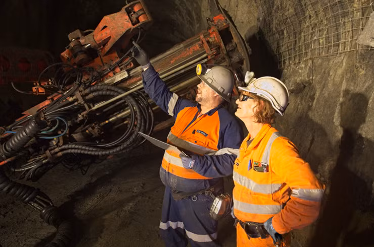 Trong tự nhiên, niken xuất hiện ở dạng hợp chất với lưu huỳnh trong khoáng chất millerit, với asen trong khoáng chất niccolit và với asen cùng lưu huỳnh trong quặng niken.