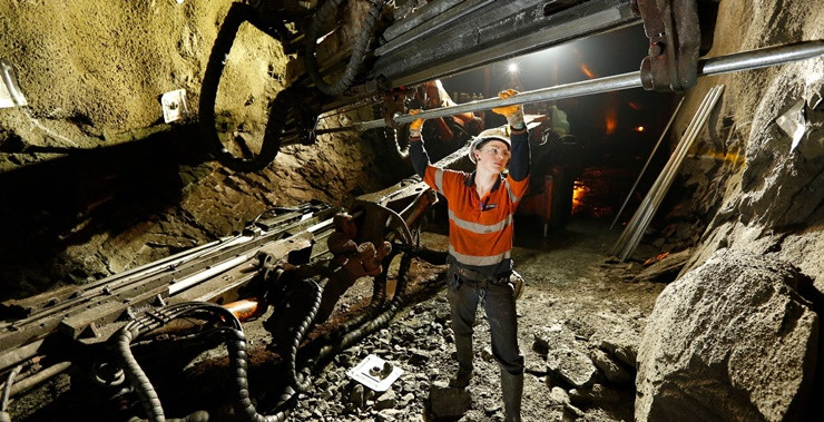 Niken là một kim loại màu trắng bạc, bề mặt bóng láng. Niken nằm trong nhóm sắt từ.