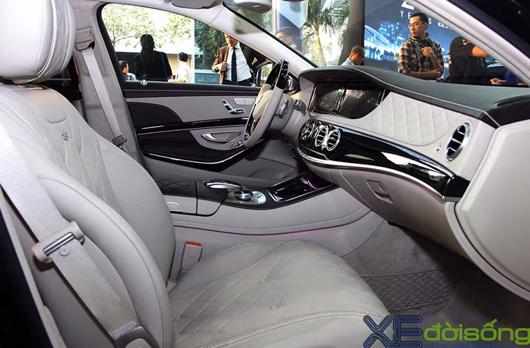 Nội thất bên trong ca-bin được ốp gỗ designo sunburst myrtle màu nâu bóng (727) hoặc gỗ màu designo màu đen piano (H21), tất cả đường viền đều có thể điều chỉnh 7 màu và độ sáng khác nhau.