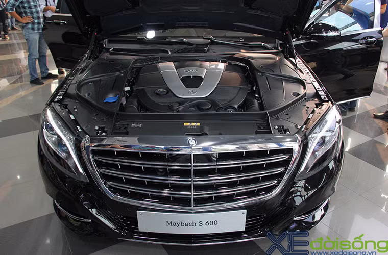 Phía trước là lưới tản nhiệt lớn với 3 nan kép nằm ngang và các nan dọc được mạ chrome. Khoang động cơ kín bưng với điểm nhấn "V12" nằm chính giữa.