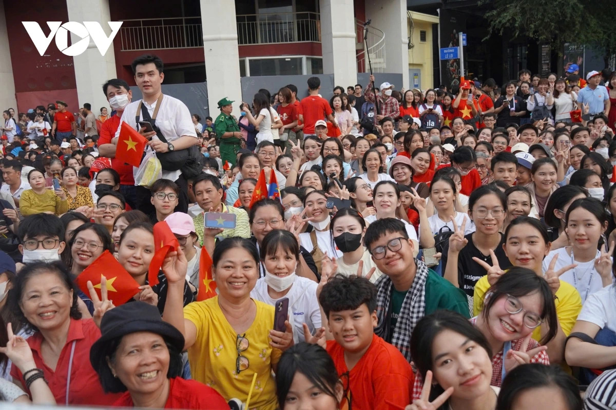 Người dân TP.HCM nồng nhiệt chào đón các khối diễu binh, diễu hành - Hình 3 Nguoi dan TP.HCM nong nhiet chao don cac khoi dieu binh, dieu hanh-Hinh-3