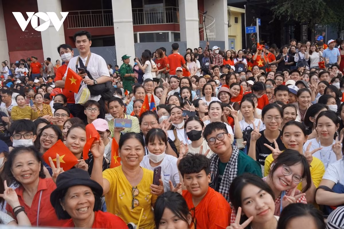 Nguoi dan TP.HCM nong nhiet chao don cac khoi dieu binh, dieu hanh-Hinh-3