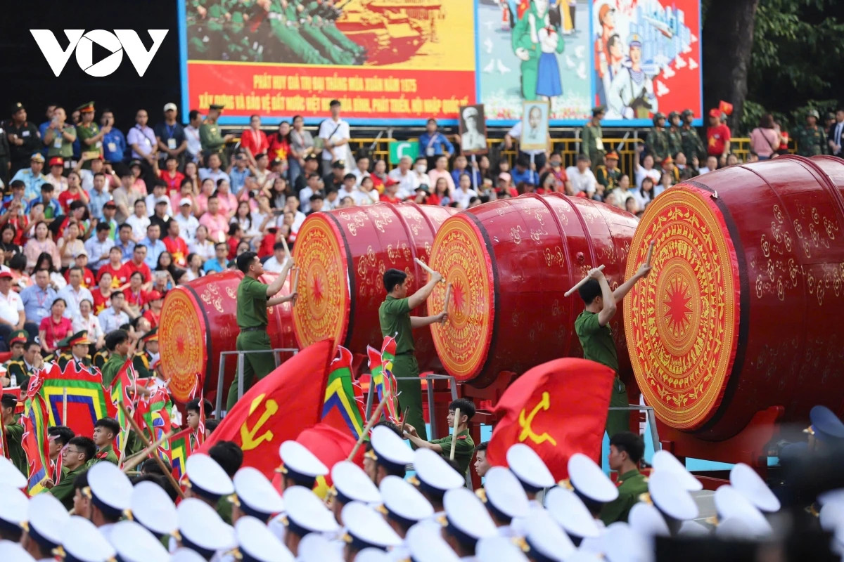Nguoi dan TP.HCM nong nhiet chao don cac khoi dieu binh, dieu hanh-Hinh-2