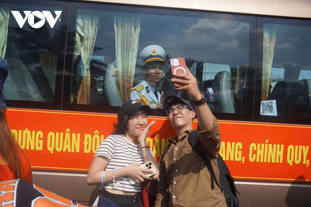 Nguoi dan TP.HCM nong nhiet chao don cac khoi dieu binh, dieu hanh-Hinh-6