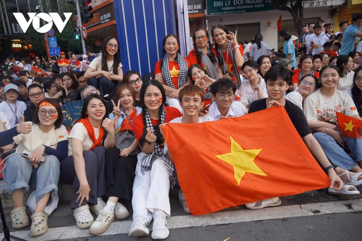 Nguoi dan TP.HCM nong nhiet chao don cac khoi dieu binh, dieu hanh-Hinh-5