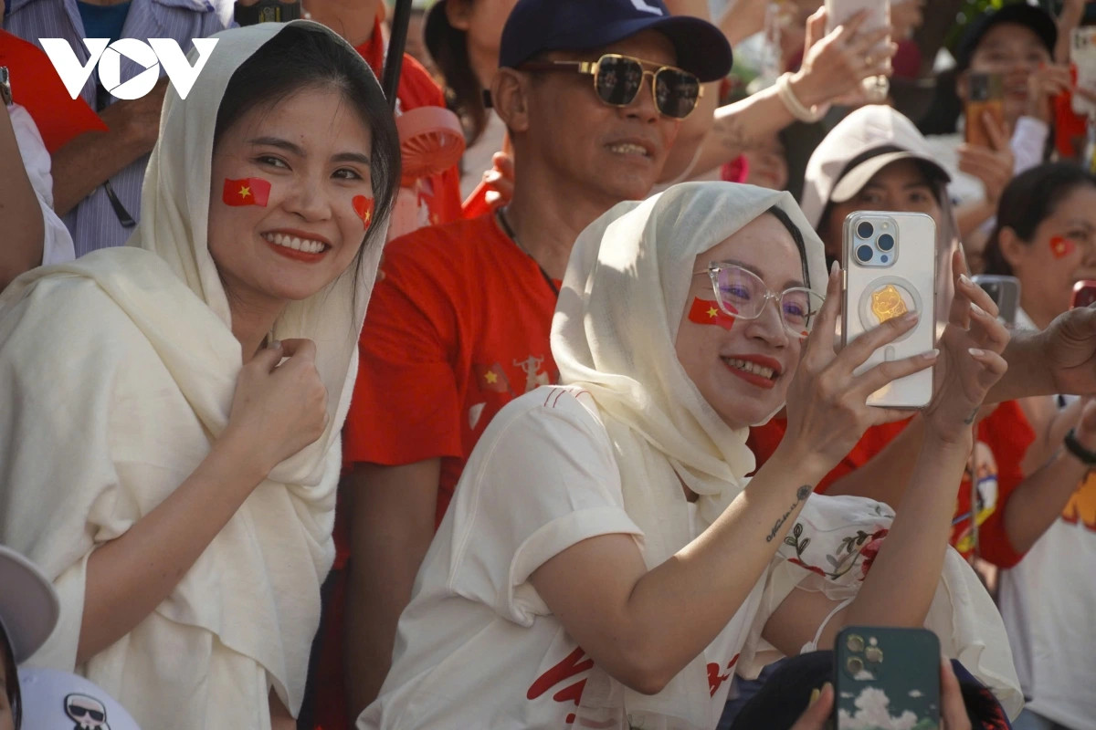 Nguoi dan TP.HCM nong nhiet chao don cac khoi dieu binh, dieu hanh-Hinh-4