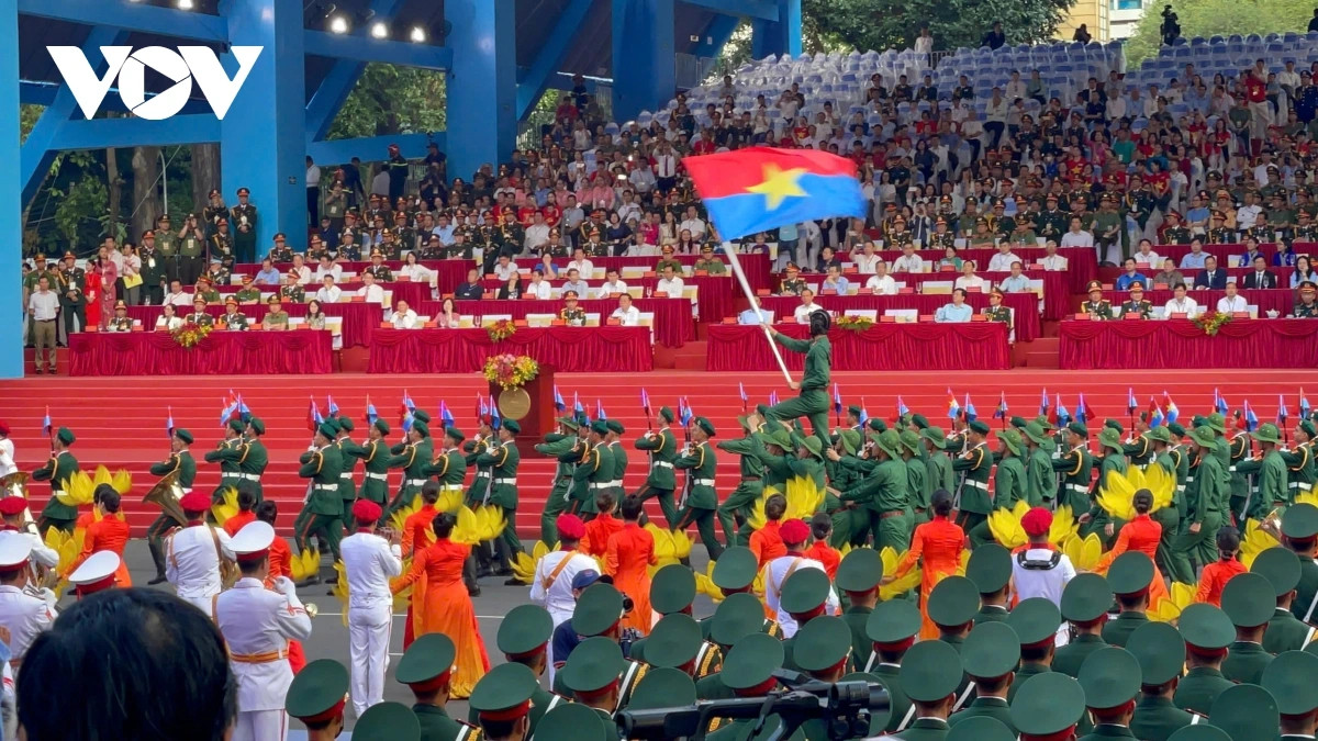 Nguoi dan TP.HCM nong nhiet chao don cac khoi dieu binh, dieu hanh