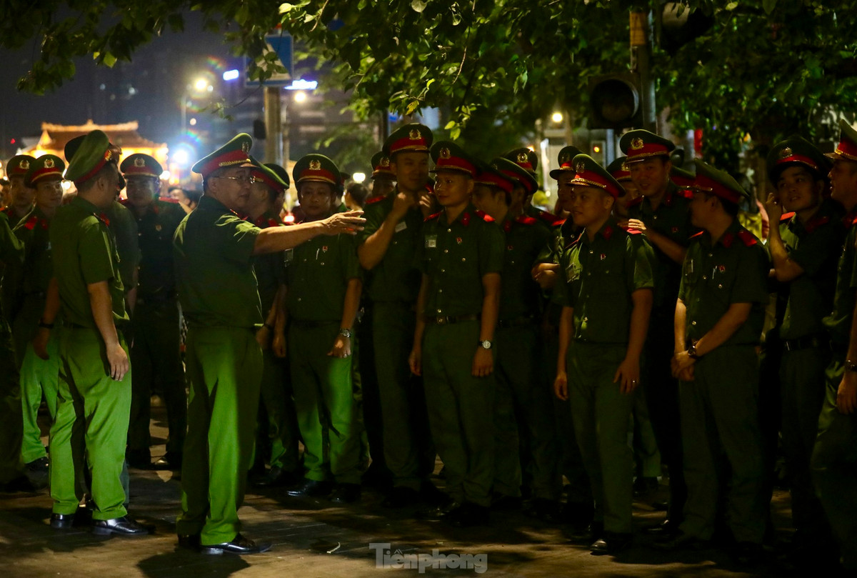 Nghin nguoi ngu dem tren he pho cho tong duyet dieu binh 30/4-Hinh-17