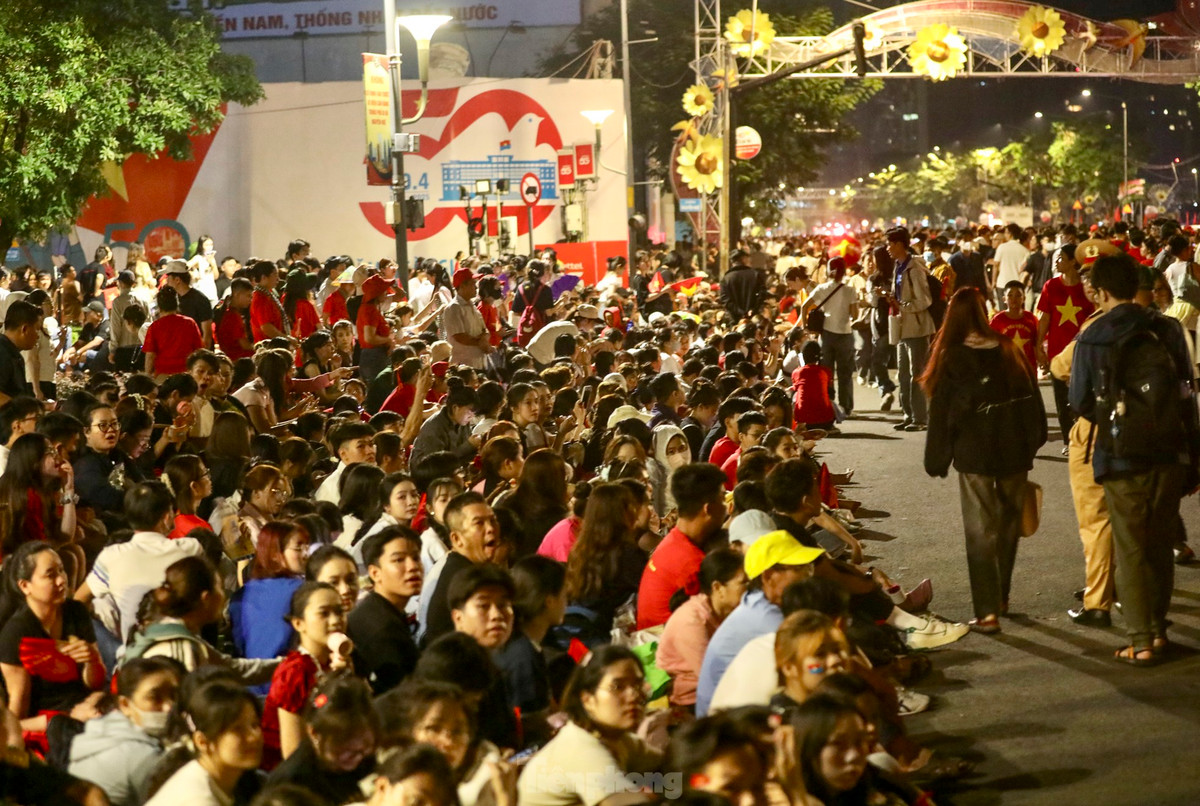 Nghin nguoi ngu dem tren he pho cho tong duyet dieu binh 30/4-Hinh-12