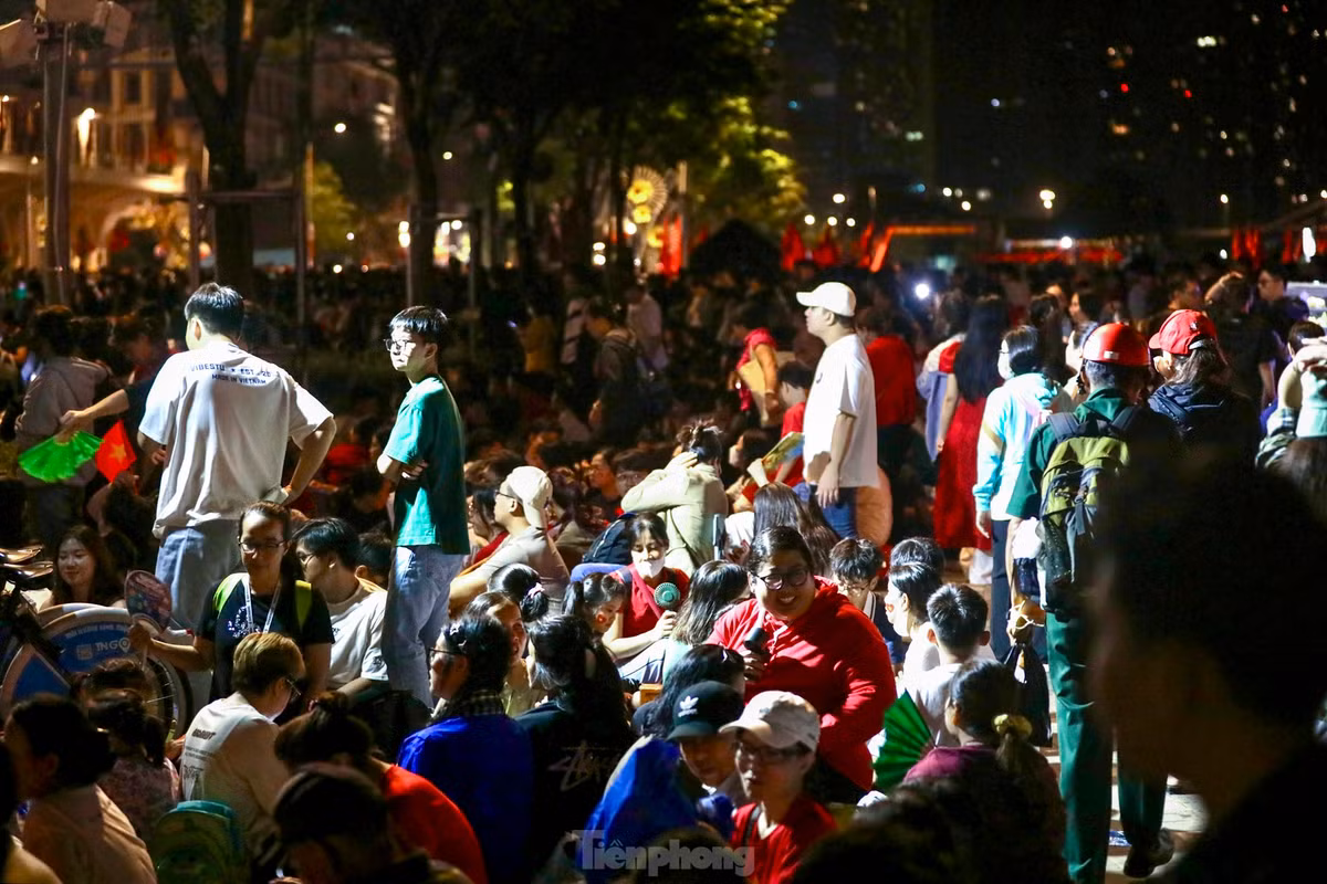 Nghin nguoi ngu dem tren he pho cho tong duyet dieu binh 30/4-Hinh-13