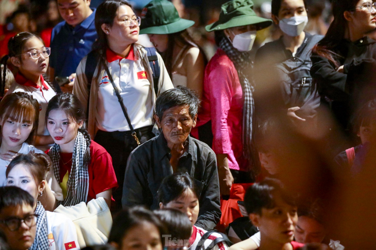 Nghin nguoi ngu dem tren he pho cho tong duyet dieu binh 30/4-Hinh-5