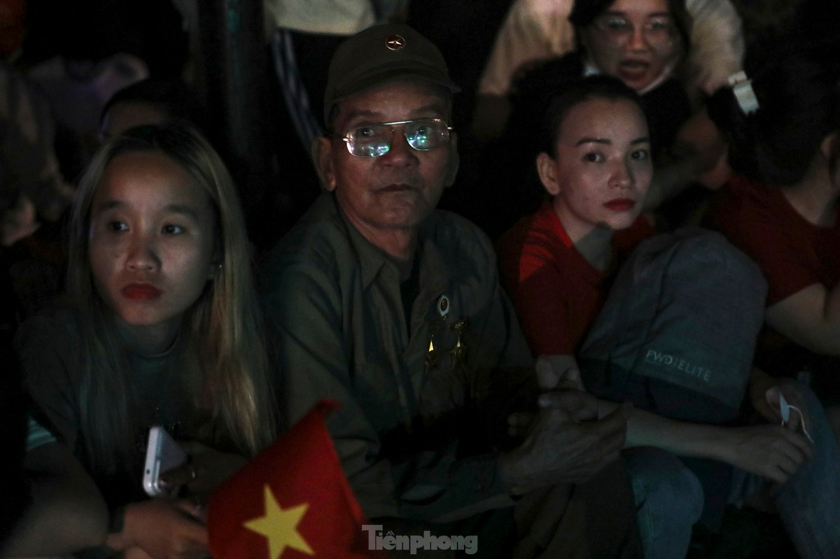 Nghin nguoi ngu dem tren he pho cho tong duyet dieu binh 30/4-Hinh-16