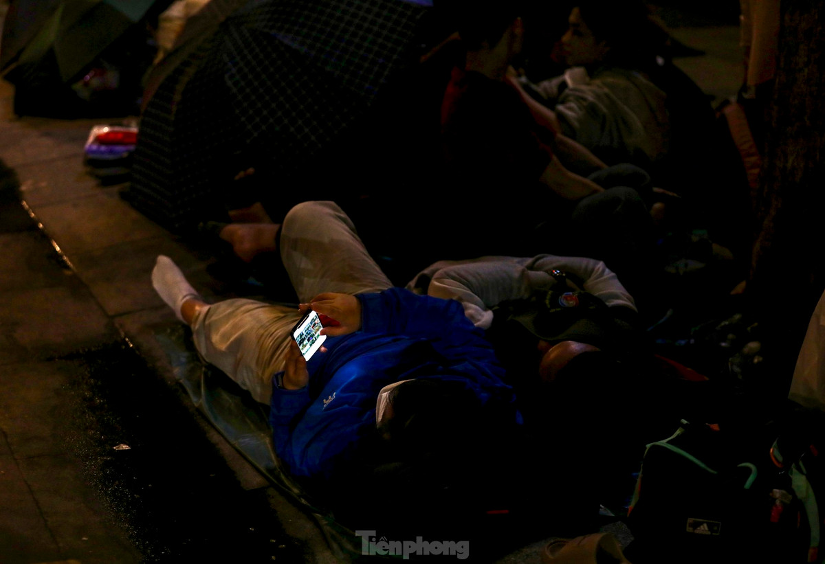 Nghin nguoi ngu dem tren he pho cho tong duyet dieu binh 30/4-Hinh-3