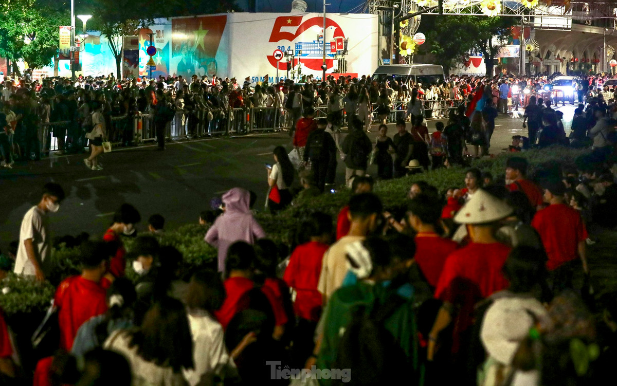Nghin nguoi ngu dem tren he pho cho tong duyet dieu binh 30/4-Hinh-15