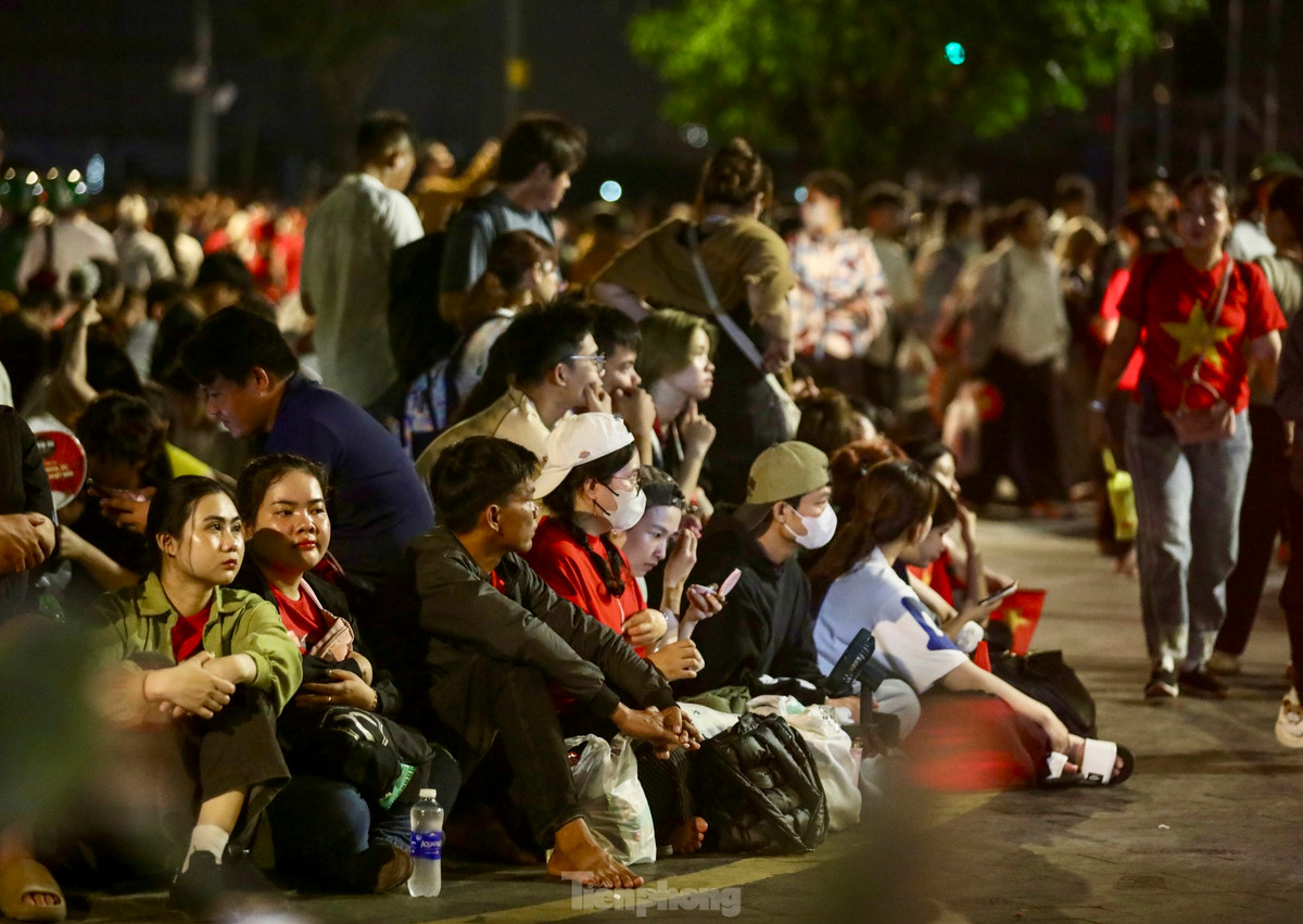 Nghin nguoi ngu dem tren he pho cho tong duyet dieu binh 30/4-Hinh-9