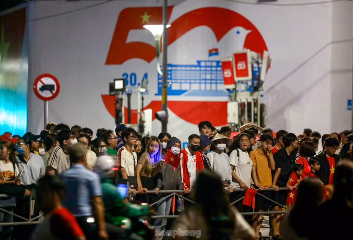 Nghin nguoi ngu dem tren he pho cho tong duyet dieu binh 30/4-Hinh-14