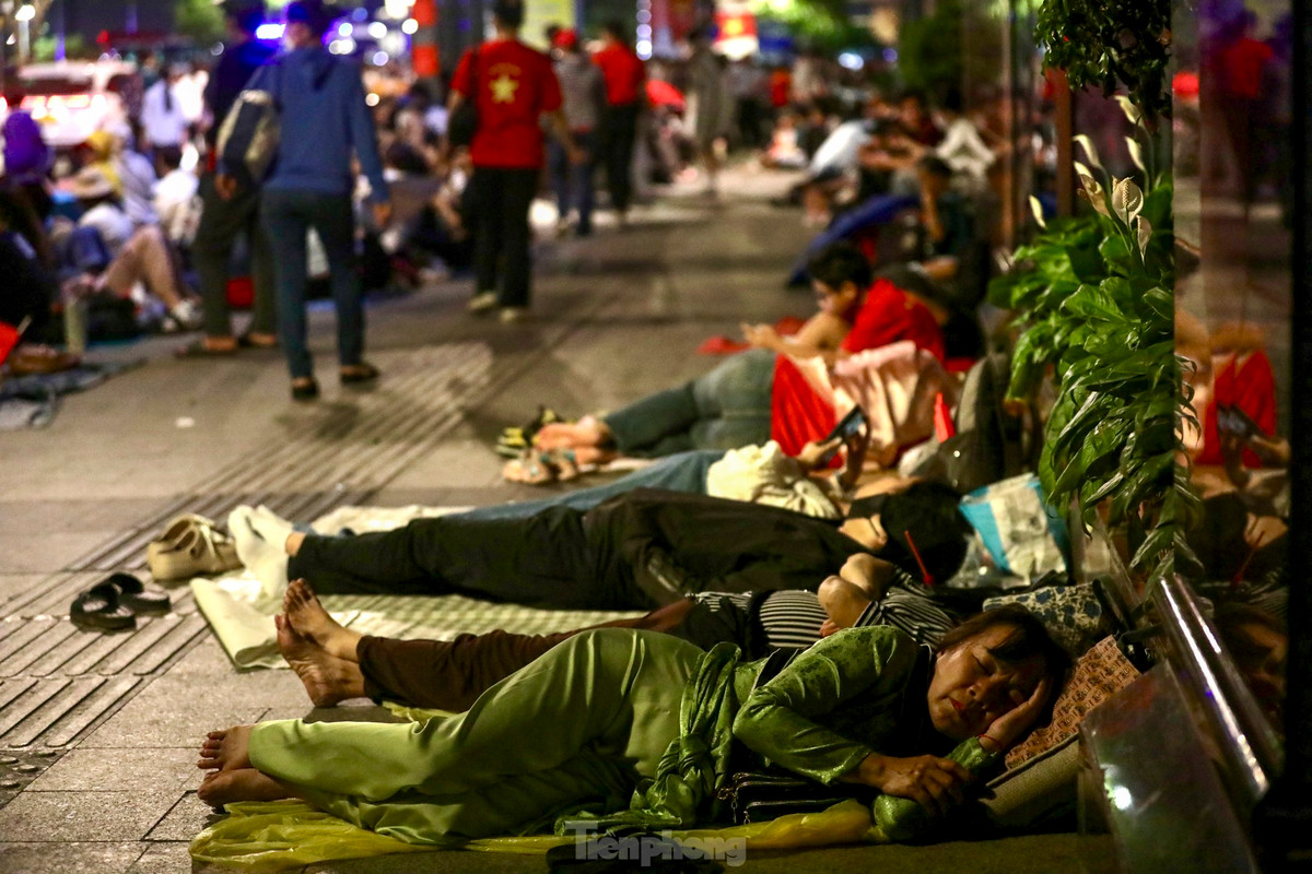 Nghin nguoi ngu dem tren he pho cho tong duyet dieu binh 30/4-Hinh-11
